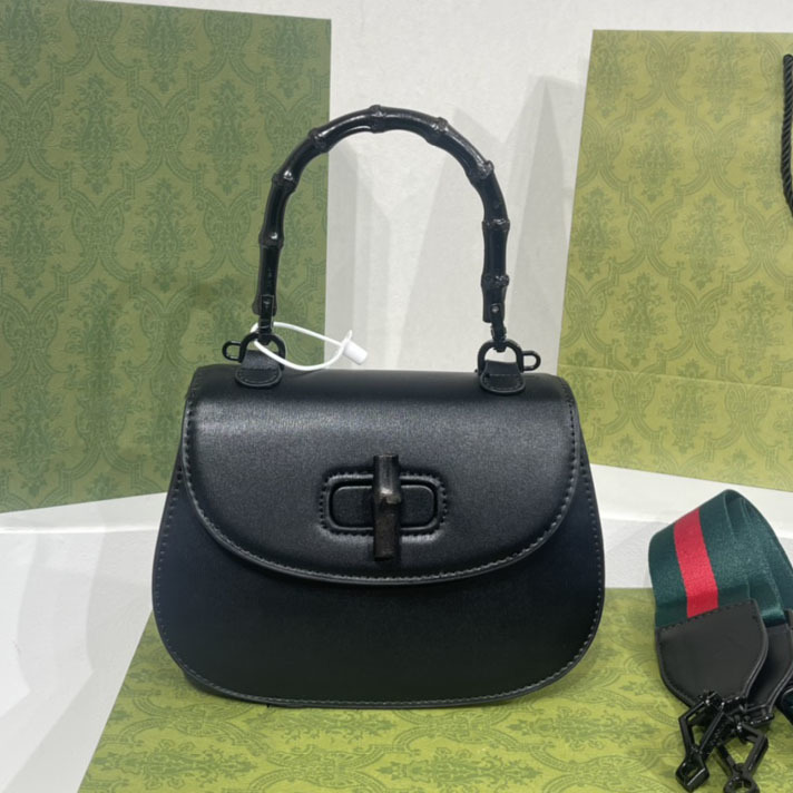 2022 Designer Women's Bags Bamboo Bags Hand Messenger Single Room Bag Flip Button Glossy Leather 21cm
2022 Designer Women's Bags Bamboo Bags Hand Messenger Single Room Bag Flip Button Glossy Leather 21cm
