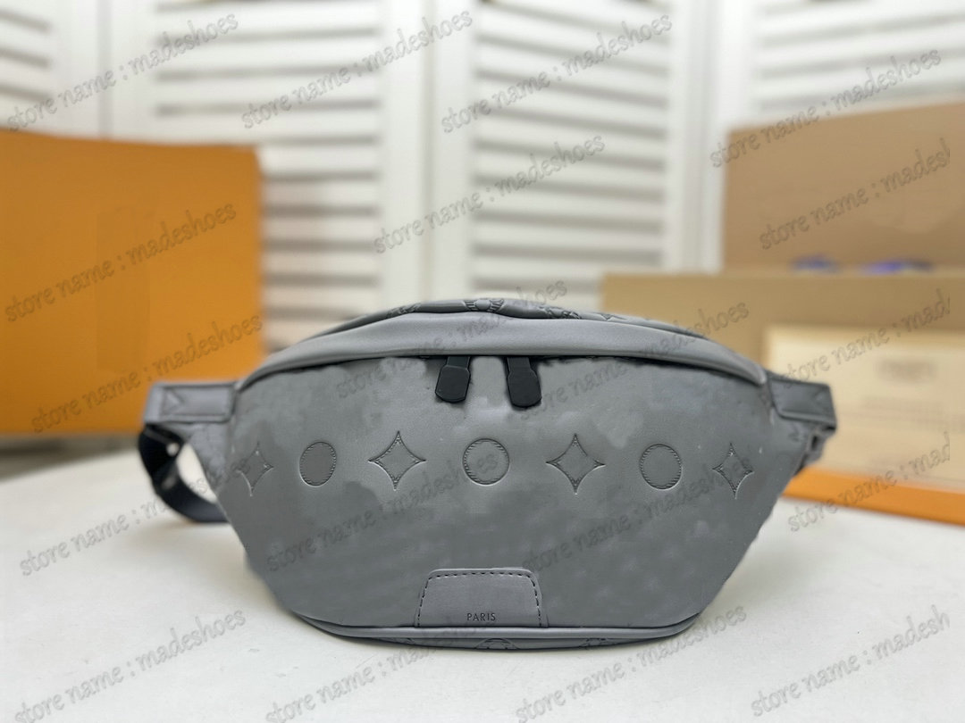 Grey Discovery PM waist bag bumbag M46108 Monograms Shadow Belt Bags Mens Shoulder Bag Anthracite gray With multiple pockets secure zipped closure
Grey Discovery PM waist bag bumbag M46108 Monograms Shadow Belt Bags Mens Shoulder Bag Anthracite gray With multiple pockets secure zipped closure