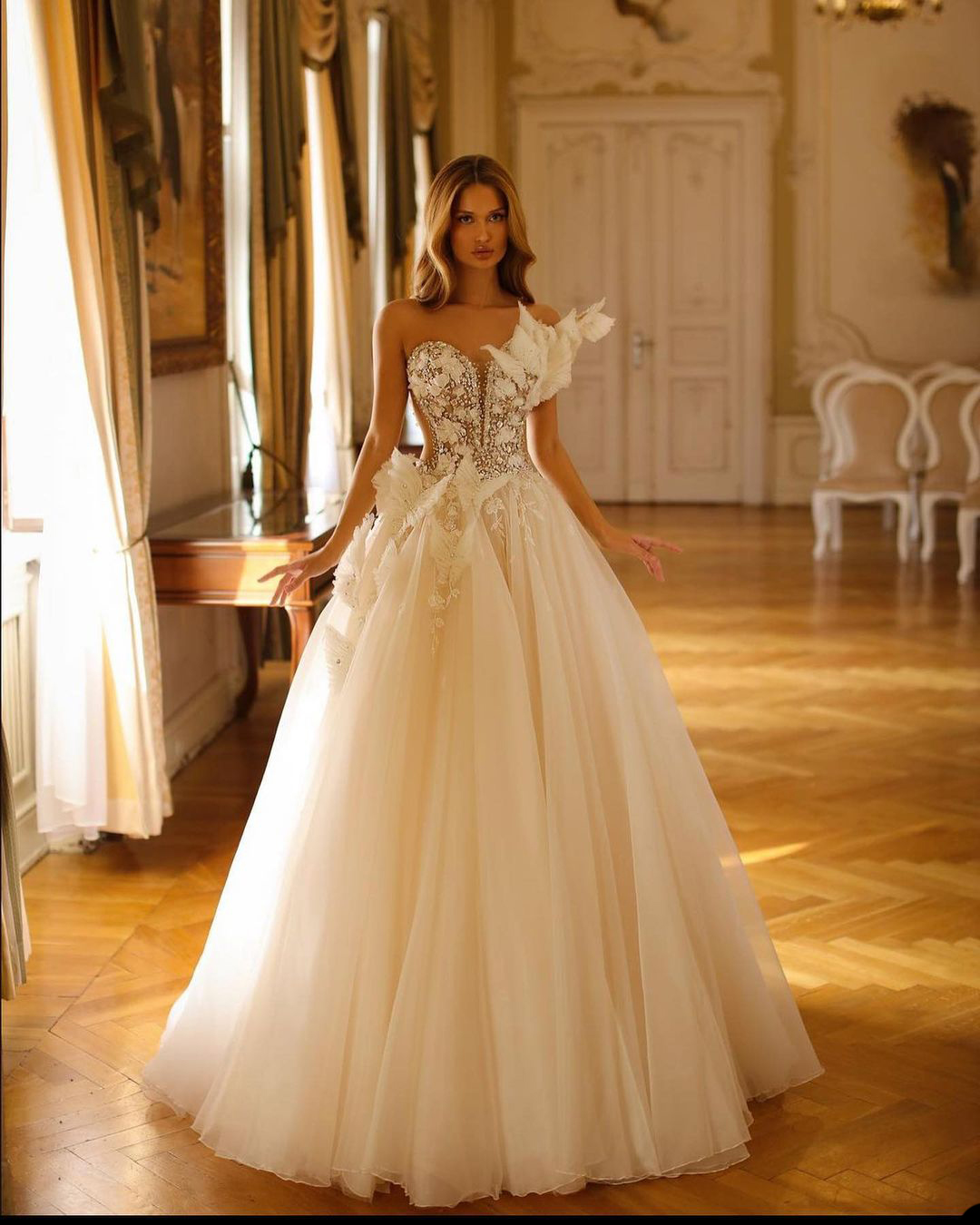 Unique Ball Gown Wedding Dresses V Neck Strapless Sleeveless Feather Beads Sequins Appliques Ruffles Floor Length Elegant Bridal Gowns Plus Size robes