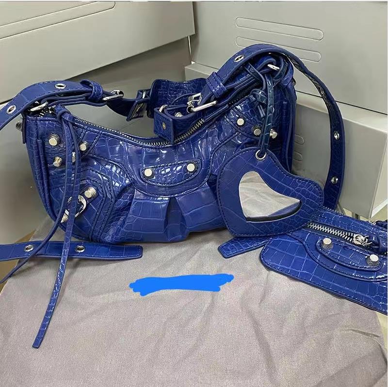 Luxury Design Fashion Le Cagole Handmade Bags Handbags Shoulder Bag Women's Crossbody Retro Large Capacity Lady Tote, Gold
Luxury Design Fashion Le Cagole Handmade Bags Handbags Shoulder Bag Women's Crossbody Retro Large Capacity Lady Tote, Gold