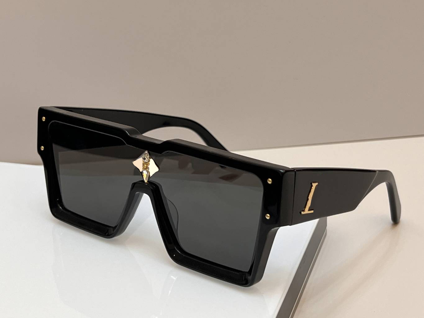 hot luxury designer sunglasses for men mens sunglasses for women woman Cyclone plate ultra-thick frame one-piece UV400 lens four-leaf crystal with orange box blue case
hot luxury designer sunglasses for men mens sunglasses for women woman Cyclone plate ultra-thick frame one-piece UV400 lens four-leaf crystal with orange box blue case