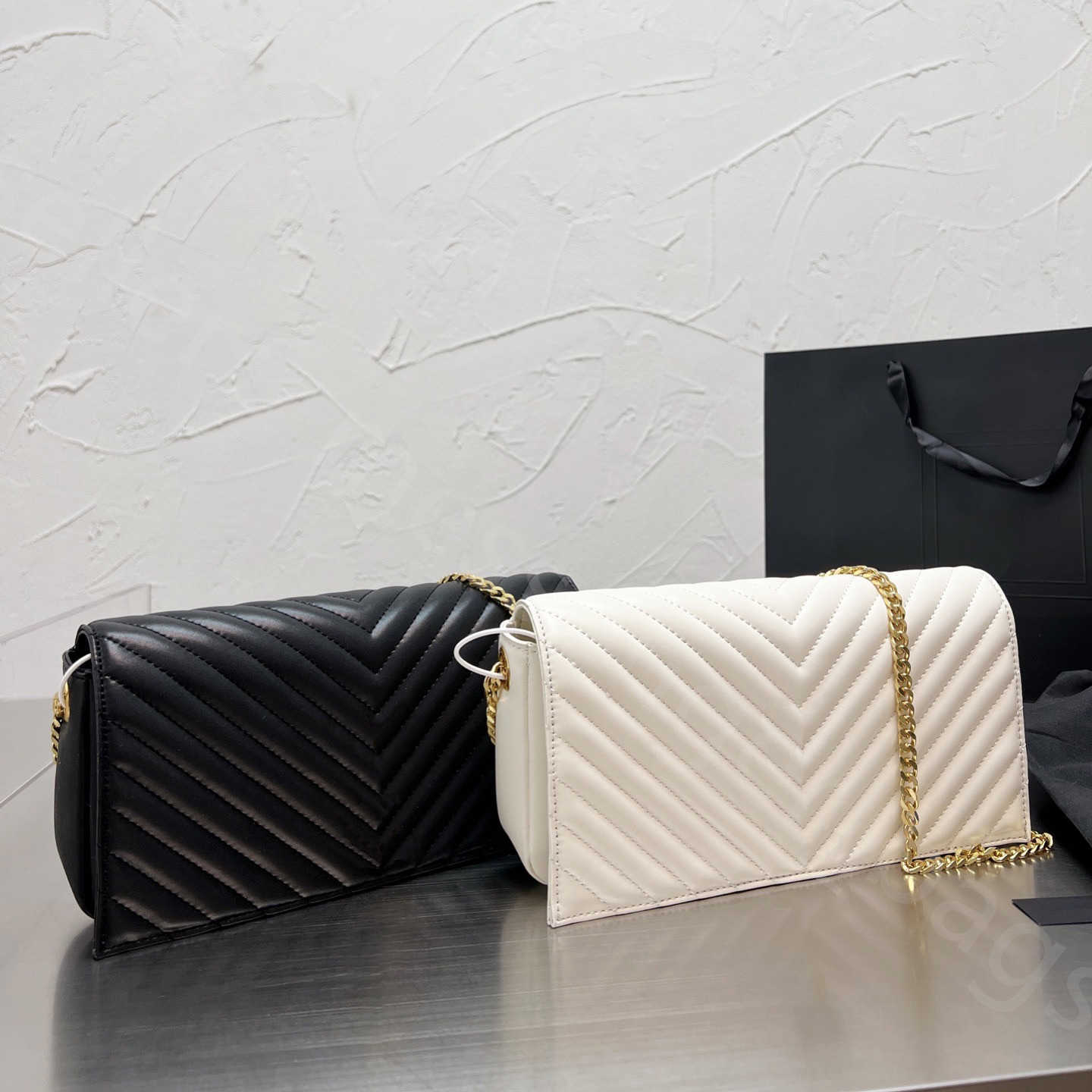 V stripes cross body bags chain shoulder handbags women top quality lady hasp totes messenger black white women fashion purse plain letter l
V stripes cross body bags chain shoulder handbags women top quality lady hasp totes messenger black white women fashion purse plain letter l