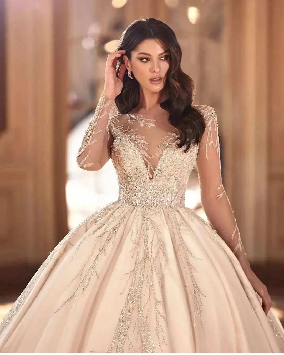 Luxury Ball Gown Wedding Dresses V Neck Long Sleeves Beads Sequins Appliques Lace Ruffles Floor Length Elegant Zipper Bridal Gowns Plus Size robes de 
