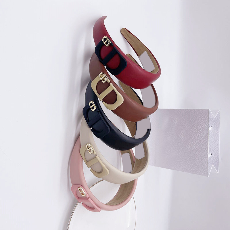 23ss 20color Brand Desinger Letter Headbands Leather Letters Headband Hair Hoop Headwear Hair Accessories for Women Girls Headwrap
23ss 20color Brand Desinger Letter Headbands Leather Letters Headband Hair Hoop Headwear Hair Accessories for Women Girls Headwrap