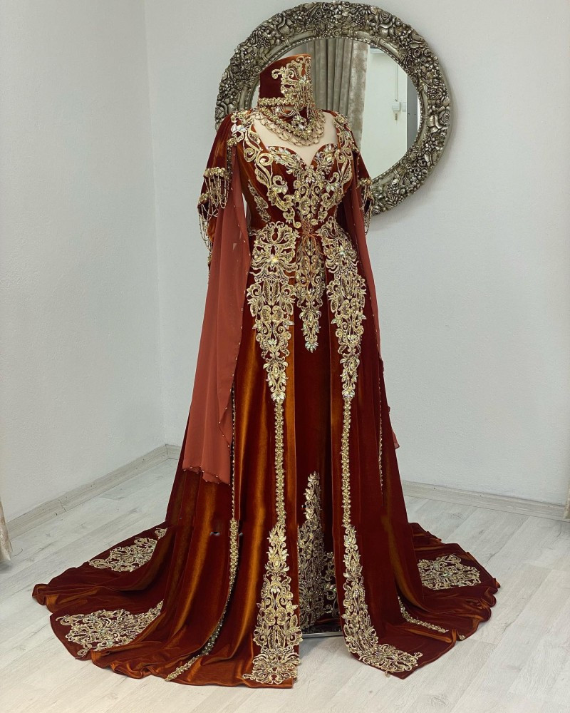 Moroccan Caftan 2023 Brown Velvet Evening Dresses Gold Lace Applique Kaftan Prom Gowns with Long Cape Wrap