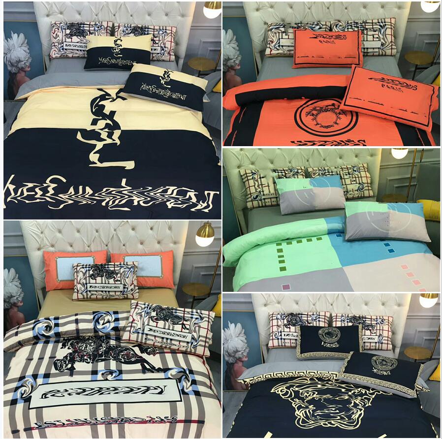Brand Designer Bedding Set Printed Bed Sheet Comforter Comfortable Pillowcases Sets HT1720, In the figure
Brand Designer Bedding Set Printed Bed Sheet Comforter Comfortable Pillowcases Sets HT1720, In the figure