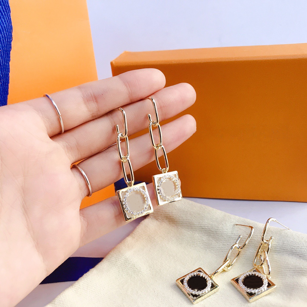 Fashion Charm stud earrings woman Luxury designer earring multi colors double letter jewelry women
Fashion Charm stud earrings woman Luxury designer earring multi colors double letter jewelry women