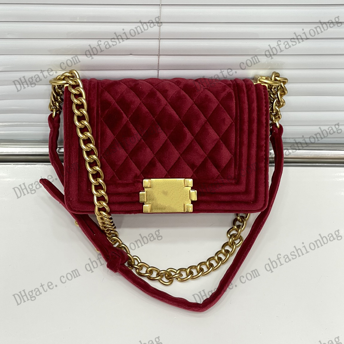 Fall/Winter 2022 French Womens Velvet Boy Flap Bag Classic Quilted Vintage Gold Tone Hardware Chain Shoulder Crossbody Purse Designer Luxury Pocket Handbags 20CM, Box
Fall/Winter 2022 French Womens Velvet Boy Flap Bag Classic Quilted Vintage Gold Tone Hardware Chain Shoulder Crossbody Purse Designer Luxury Pocket Handbags 20CM, Box