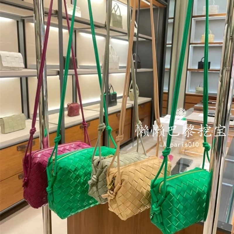 Designer Venetas 2022Bottegas Bags Venetas 2022Bottegas loop messenger bag small woven small square bag almond camera bag female, Black
Designer Venetas 2022Bottegas Bags Venetas 2022Bottegas loop messenger bag small woven small square bag almond camera bag female, Black