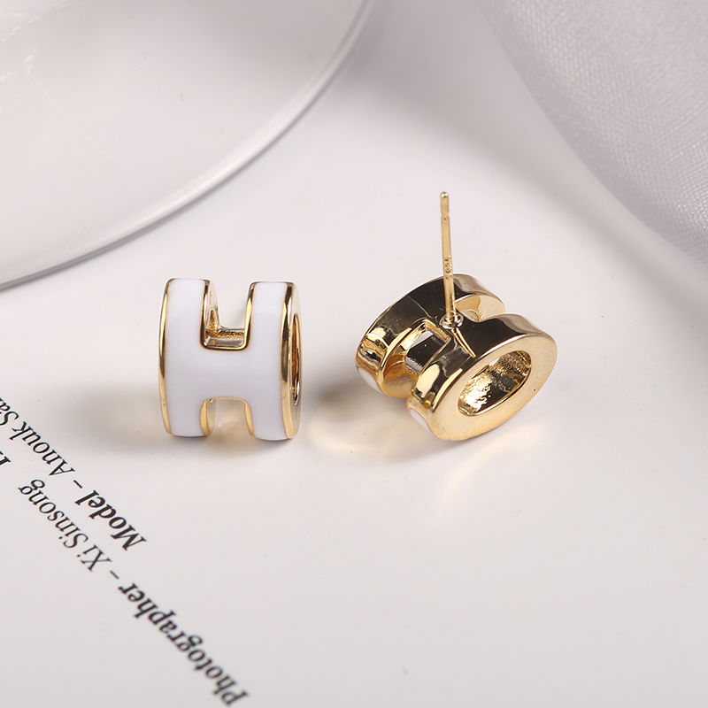 Classic Stud H letter S925 silver needle orange enamel niche temperament simple daily all-match earrings
Classic Stud H letter S925 silver needle orange enamel niche temperament simple daily all-match earrings