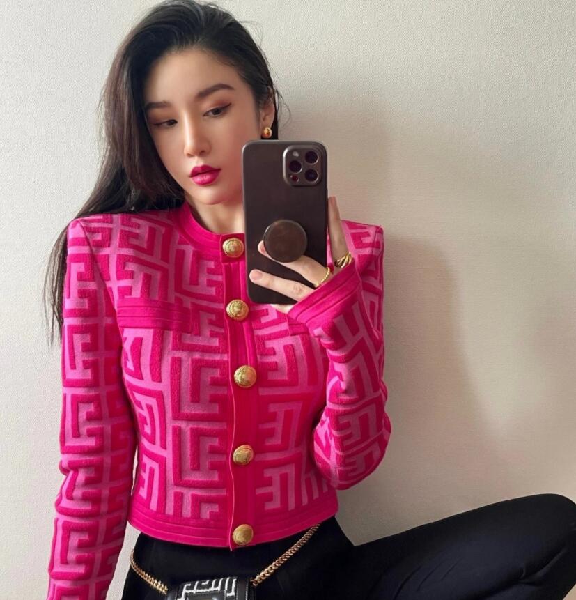 Sweater Women Luxury F Brand Designer Cardigan Knitwear Long Sleeve Golden Single Breasted Letter Sweaters Sueter, Red
Sweater Women Luxury F Brand Designer Cardigan Knitwear Long Sleeve Golden Single Breasted Letter Sweaters Sueter, Red