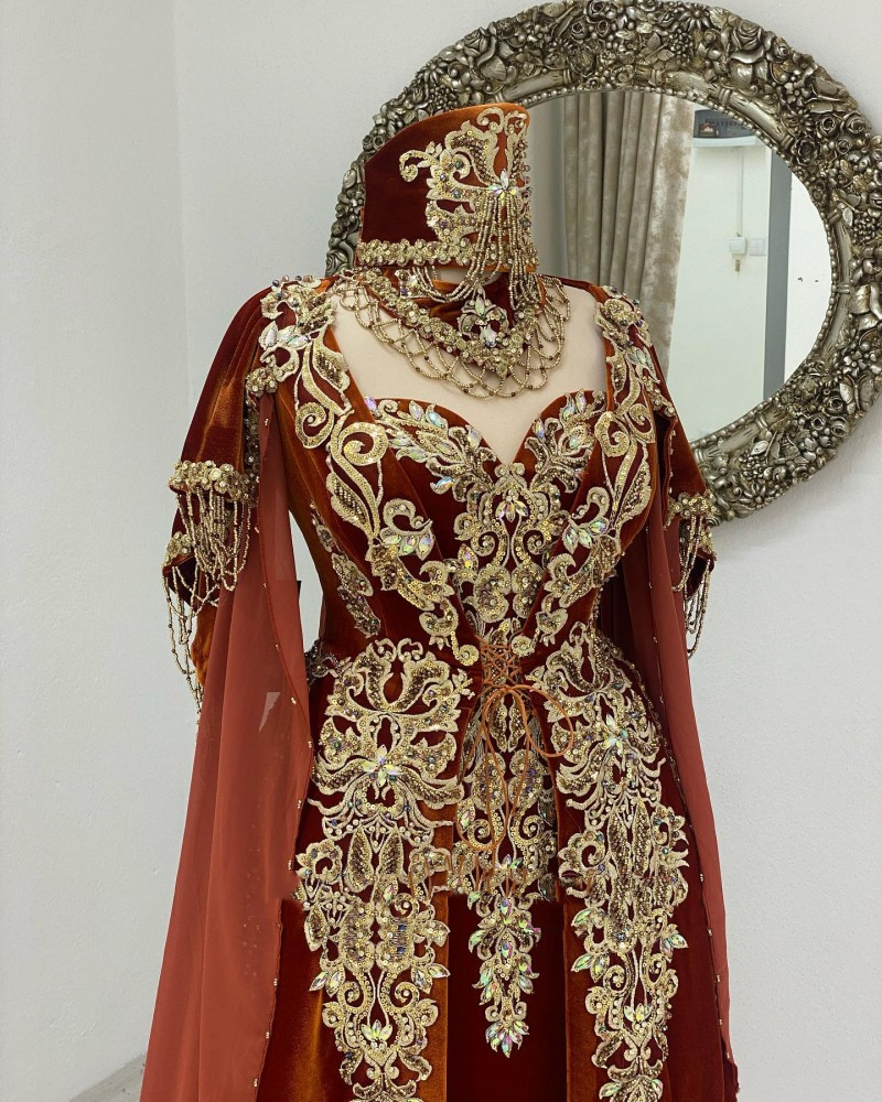 Moroccan Caftan 2023 Brown Velvet Evening Dresses Gold Lace Applique Kaftan Prom Gowns with Long Cape Wrap