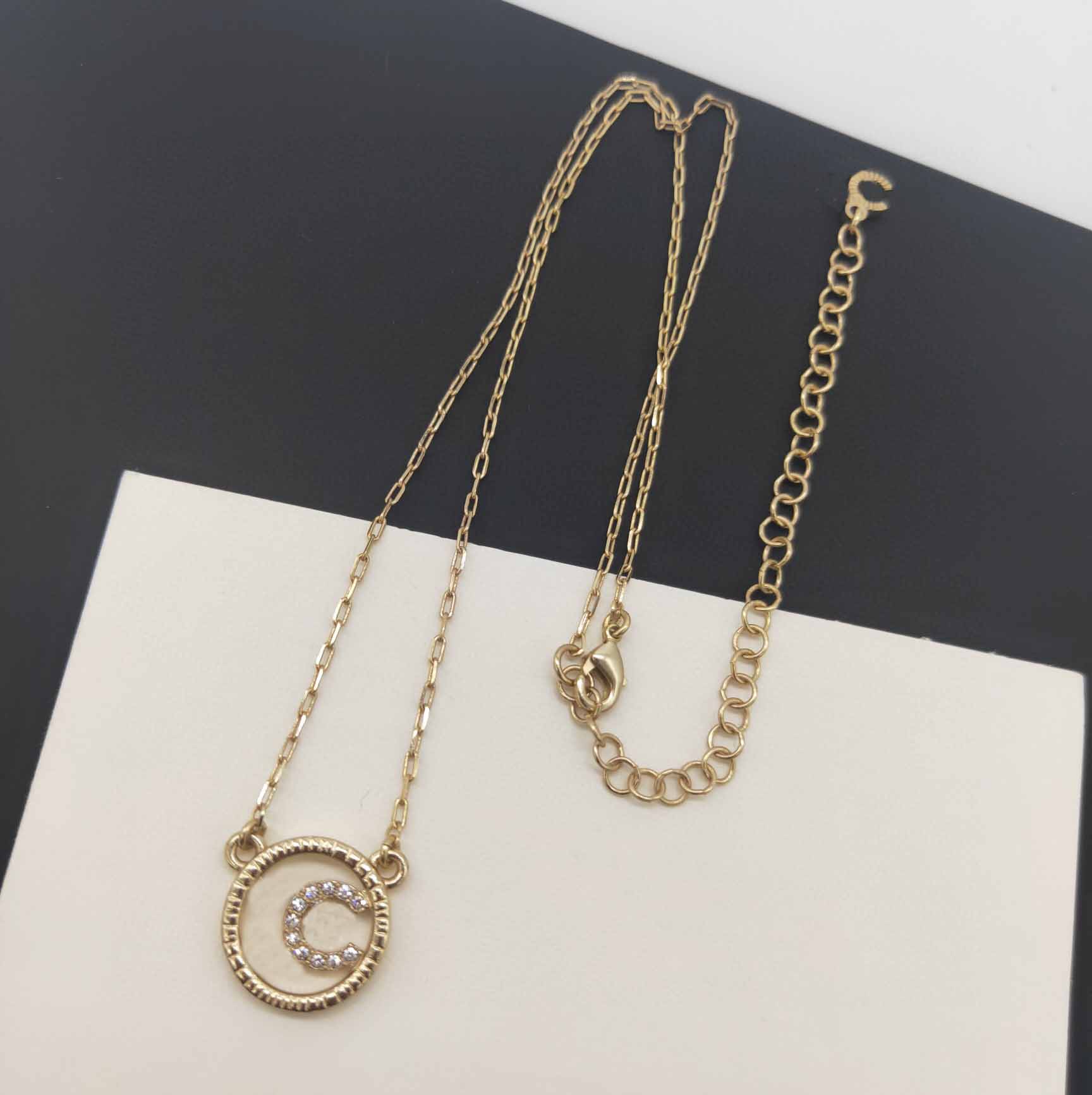 2022 Top quality Charm round shape pendant necklace with diamond in 18k gold plated have box stamp PS7166A
2022 Top quality Charm round shape pendant necklace with diamond in 18k gold plated have box stamp PS7166A