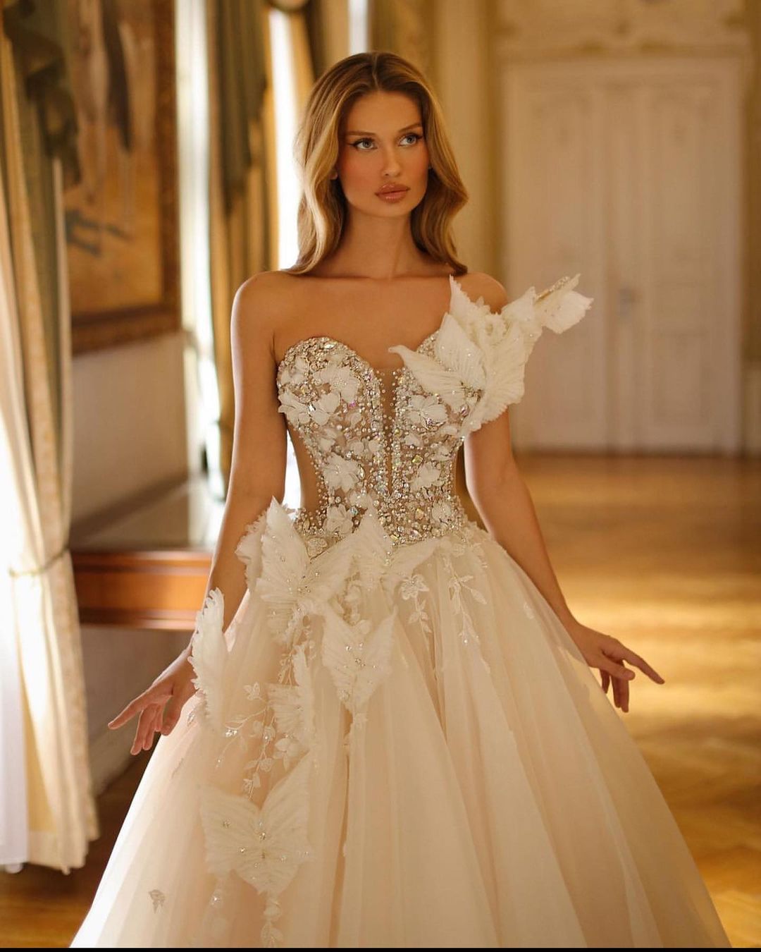 Unique Ball Gown Wedding Dresses V Neck Strapless Sleeveless Feather Beads Sequins Appliques Ruffles Floor Length Elegant Bridal Gowns Plus Size robes