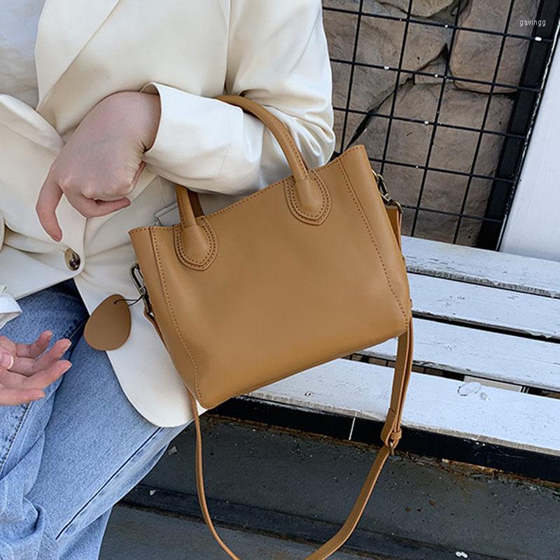 Shoulder Bags EUMOAN Retro Messenger Hand-held Female First Layer Cowhide One-shoulder Postman Small Square Bag
Shoulder Bags EUMOAN Retro Messenger Hand-held Female First Layer Cowhide One-shoulder Postman Small Square Bag