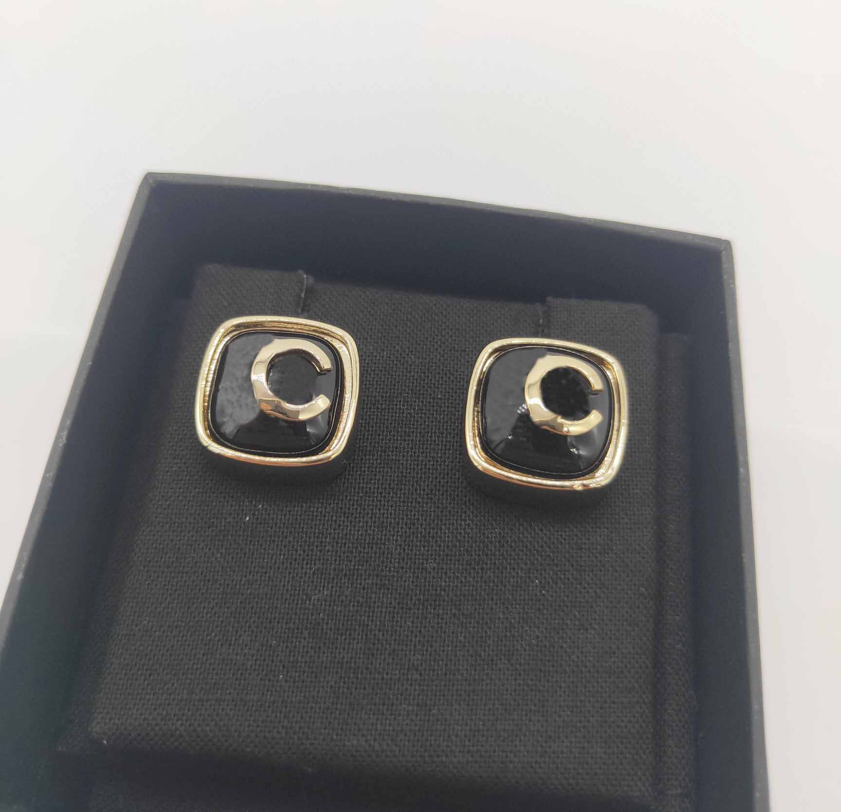 2022 Top quality Charm square shape stud earring with black color have box stamp PS7165A
2022 Top quality Charm square shape stud earring with black color have box stamp PS7165A