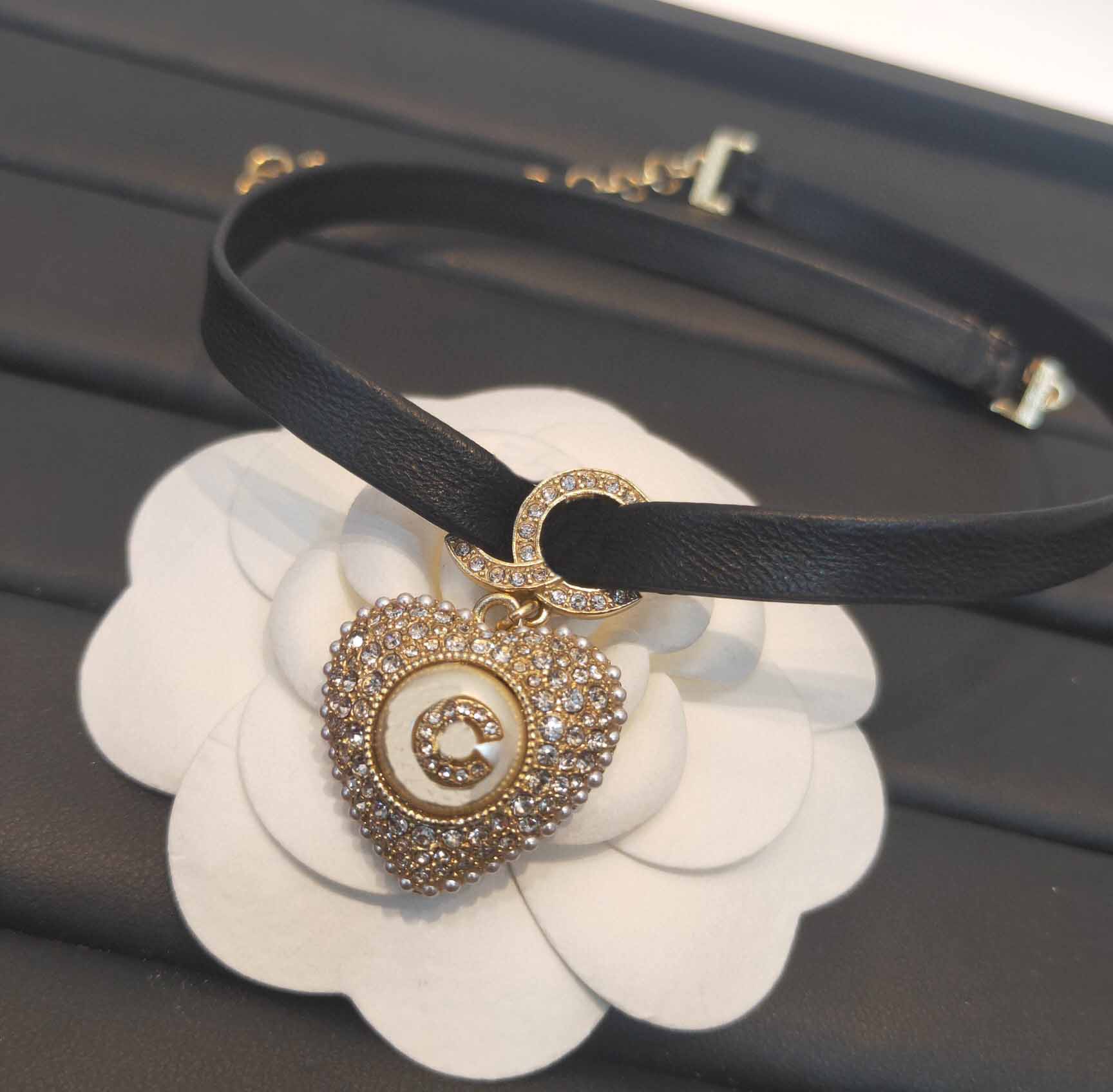 Charm heart shape pedant necklace with diamond and black genuine leather have box stamp PS7969
Charm heart shape pedant necklace with diamond and black genuine leather have box stamp PS7969