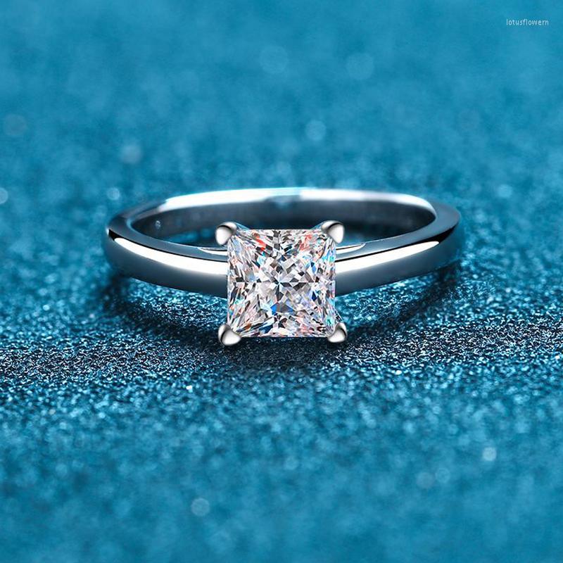 Cluster Rings Smyoue Pricess Cut 2CT Moissanite Engagement Ring For Women Lab Grown Diamond Sparkling Weddig Band Sterling Silver D
Cluster Rings Smyoue Pricess Cut 2CT Moissanite Engagement Ring For Women Lab Grown Diamond Sparkling Weddig Band Sterling Silver D