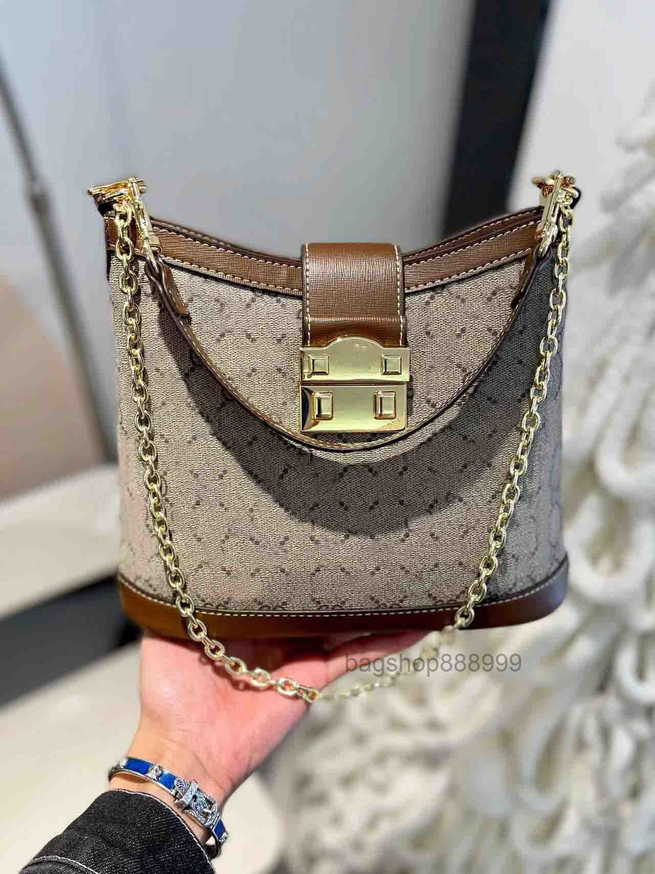 2022 Double G up Bucket Bag Embossed Printing S-Lock Chain Totes Shoulder Bag Golden Metal Buckle Womens Drawstring with Two Straps Design
2022 Double G up Bucket Bag Embossed Printing S-Lock Chain Totes Shoulder Bag Golden Metal Buckle Womens Drawstring with Two Straps Design