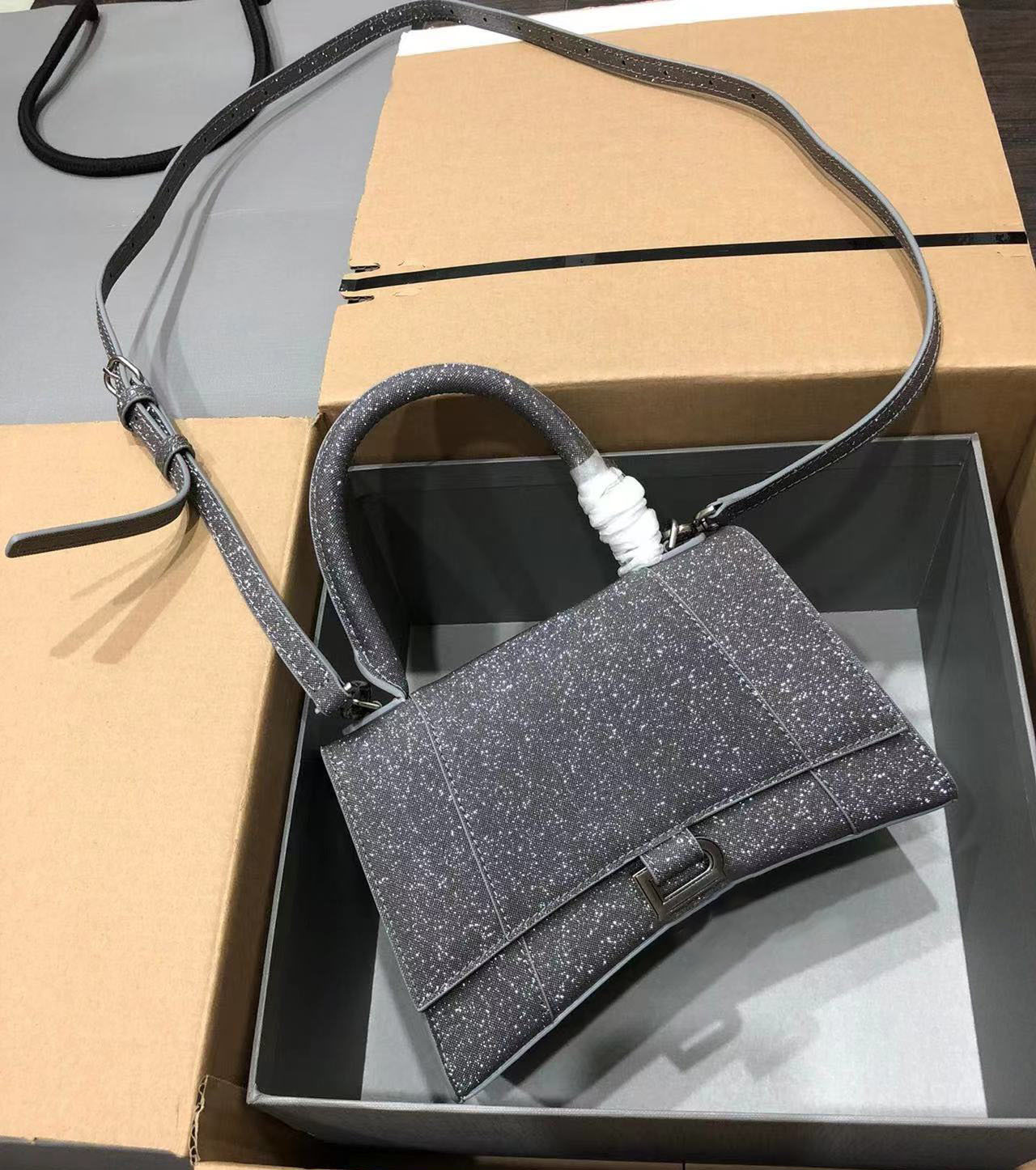Shoulder Bags Hourglass bag handbag Designer Ladies shiny Crocodile embossed Chain Crossbody Bag fashion Leather Half Moon Appearance 2022
Shoulder Bags Hourglass bag handbag Designer Ladies shiny Crocodile embossed Chain Crossbody Bag fashion Leather Half Moon Appearance 2022