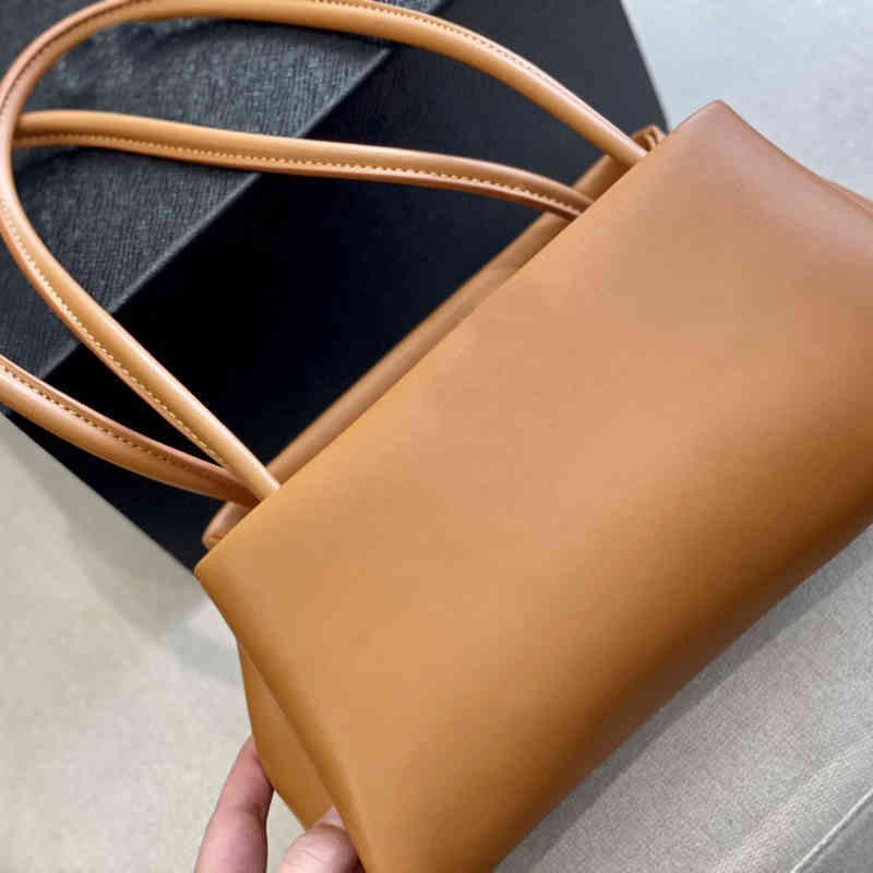Prads totes designer handbag women bag Handbags Prade the Tote bags Luxuries designers womens crossbody Handbag Shoulder 7A high quality purses wallet WOUW, Black
Prads totes designer handbag women bag Handbags Prade the Tote bags Luxuries designers womens crossbody Handbag Shoulder 7A high quality purses wallet WOUW, Black