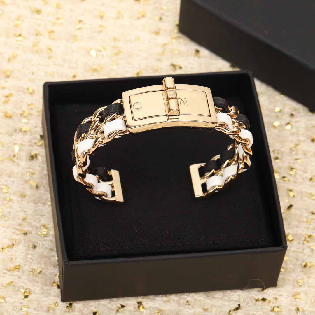 2022 Luxury quality Charm opened bracelet with black and white genuine leather have box stamp PS7193A
2022 Luxury quality Charm opened bracelet with black and white genuine leather have box stamp PS7193A