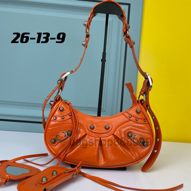 Half Moon Bag Plain Armpit Bags Rivet Messenger Purse Genuine Leather Fashion Silver Hardware Cowhide Axillary Women Crossbody Wallet High Q
Half Moon Bag Plain Armpit Bags Rivet Messenger Purse Genuine Leather Fashion Silver Hardware Cowhide Axillary Women Crossbody Wallet High Q