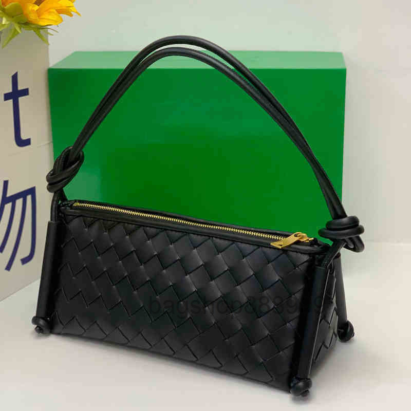 Crossbody Bag Triangle Weaving Underarm Bag Women Designers Baguette Handbags Shoulder Bags Classic Leather Messenger Bags 220721 2022 qua
Crossbody Bag Triangle Weaving Underarm Bag Women Designers Baguette Handbags Shoulder Bags Classic Leather Messenger Bags 220721 2022 qua
