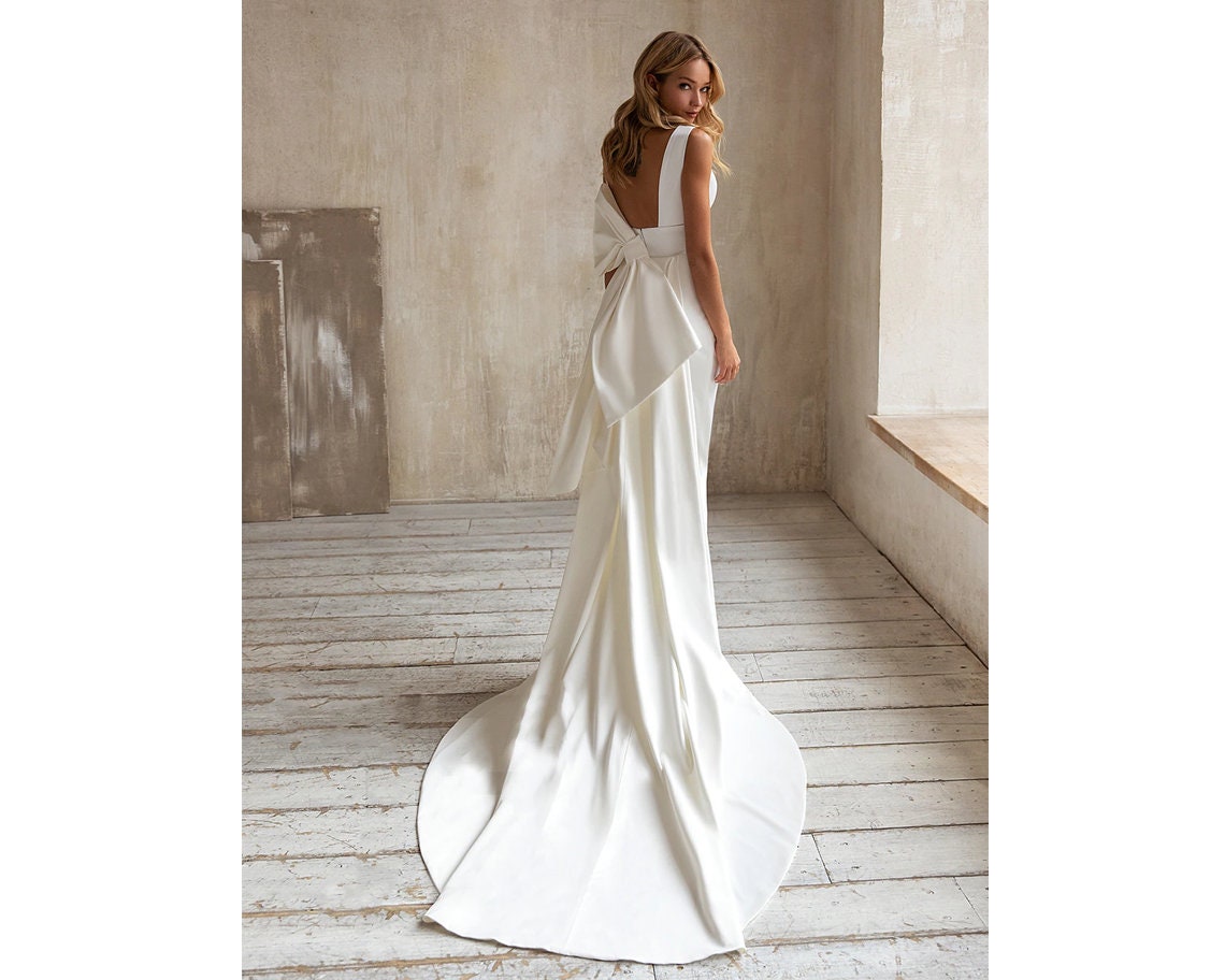 Mermaid Simple Wedding Dress Spaghetti Straps Sexy Deep V Neck Sleeveless Satin Open Back With Bow Tie Sweep Train Bridal Gown Custom Made