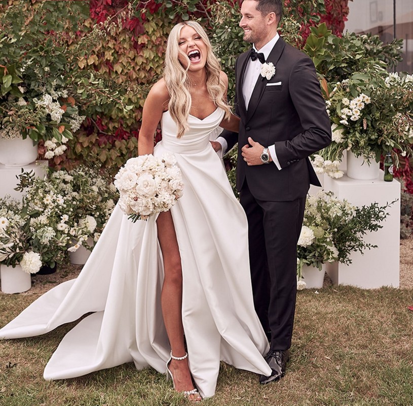 Simple Satin Wedding Dresses Strapless Bridal Gowns Slit Ruched Pleats Backless A Line Beach Sweep Train Robe De Mariee Vestidos De Noiva