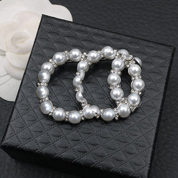 23ss 20color Famous Brand Luxury Design Brooch Women Crystal Rhinestone Letters Brooches Suit Pin Fashion Jewelry Clothing Decoration Accessories
23ss 20color Famous Brand Luxury Design Brooch Women Crystal Rhinestone Letters Brooches Suit Pin Fashion Jewelry Clothing Decoration Accessories