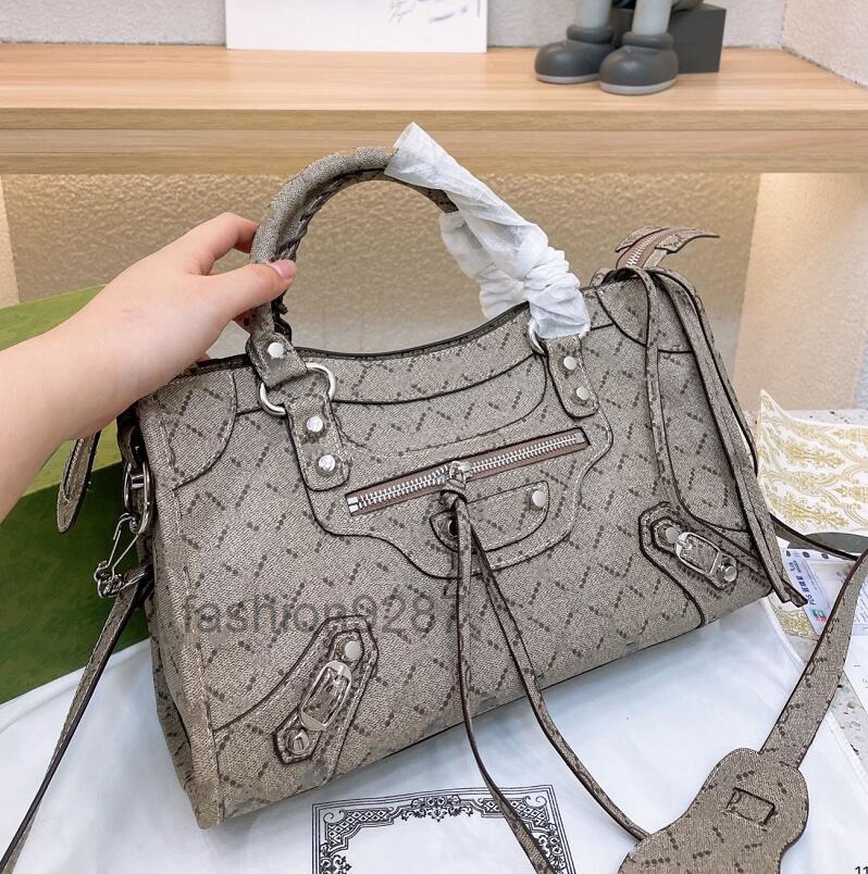 designer bags High Capacity Motorcycle Bag Totes Vintage Classic Letter Printing Women Zipper Handbag Fashion bags Quality Genuine Leather bag, Blue
designer bags High Capacity Motorcycle Bag Totes Vintage Classic Letter Printing Women Zipper Handbag Fashion bags Quality Genuine Leather bag, Blue