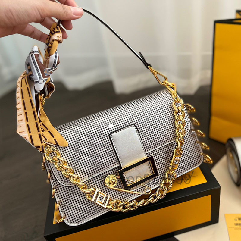 Baguette Bag Brooch Shoulder Underarm Crossbody Bags Chain Women Lady Handbag Purse Silk scarves High quality Removable straps 2022 qualit
Baguette Bag Brooch Shoulder Underarm Crossbody Bags Chain Women Lady Handbag Purse Silk scarves High quality Removable straps 2022 qualit