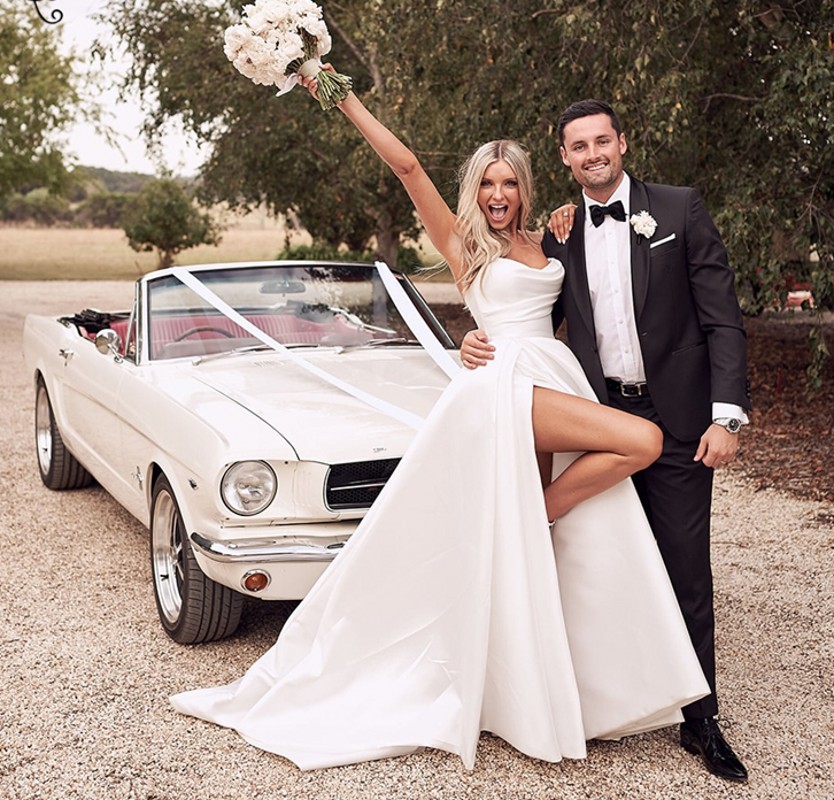 Simple Satin Wedding Dresses Strapless Bridal Gowns Slit Ruched Pleats Backless A Line Beach Sweep Train Robe De Mariee Vestidos De Noiva