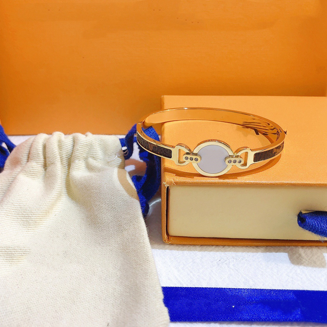 Bangle Bracelet Designer Classic Fashion Simple Men Bracelet Jewelry Optional Exquisite Wholesale With Box
Bangle Bracelet Designer Classic Fashion Simple Men Bracelet Jewelry Optional Exquisite Wholesale With Box