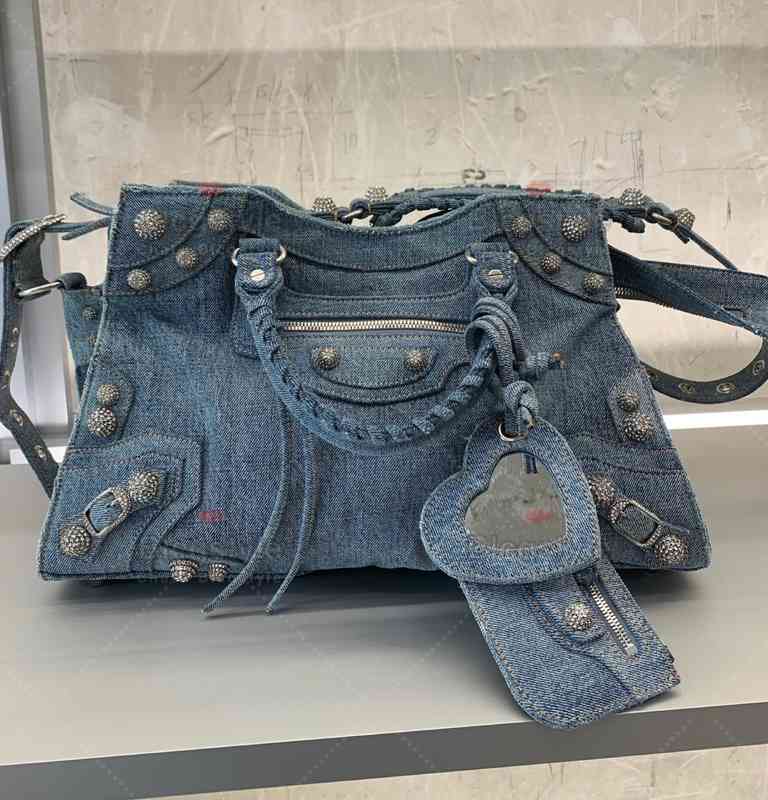 Bags Designer Womens Balencigaes Classic Locomotive Handbags Cagole Denim Button Ladys Exclusive Luxury High Grade Shoulder Bags, Cowboy diamond buckle (large)
Bags Designer Womens Balencigaes Classic Locomotive Handbags Cagole Denim Button Ladys Exclusive Luxury High Grade Shoulder Bags, Cowboy diamond buckle (large)
