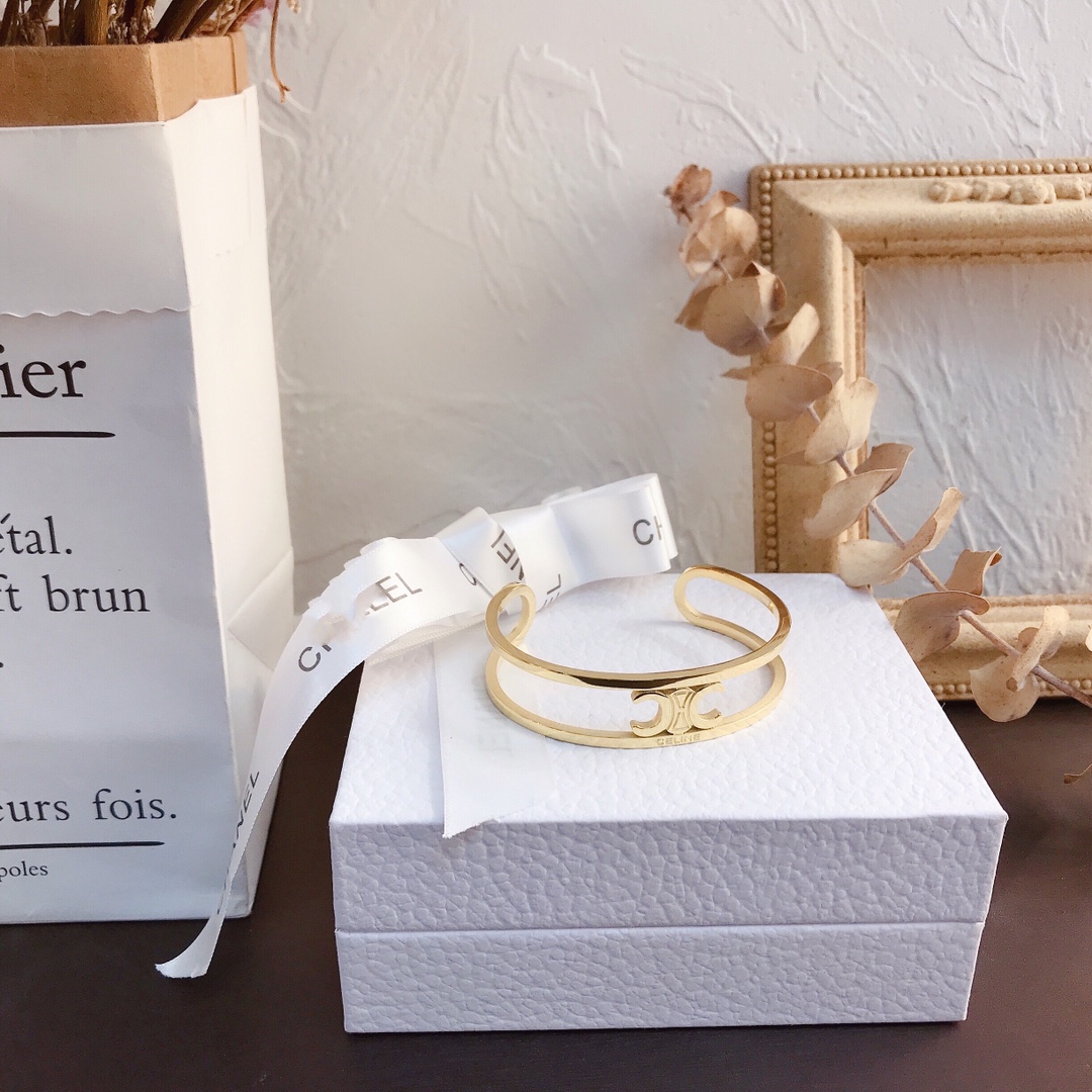 Fashion Style Bracelets Women Bangle Designer Letter Jewelry 18K Gold Plated Stainless steel Wedding Lovers Gift Bangles Wholesale Classic Style
Fashion Style Bracelets Women Bangle Designer Letter Jewelry 18K Gold Plated Stainless steel Wedding Lovers Gift Bangles Wholesale Classic Style