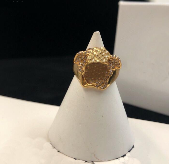 Simple letter Designed Rings Women Rome Greece Meander Pattern With Diamonds Medusa Head Portrait 18K Gold Plated Medusas Men Open Ring Designer Jewelry VRf43
Simple letter Designed Rings Women Rome Greece Meander Pattern With Diamonds Medusa Head Portrait 18K Gold Plated Medusas Men Open Ring Designer Jewelry VRf43
