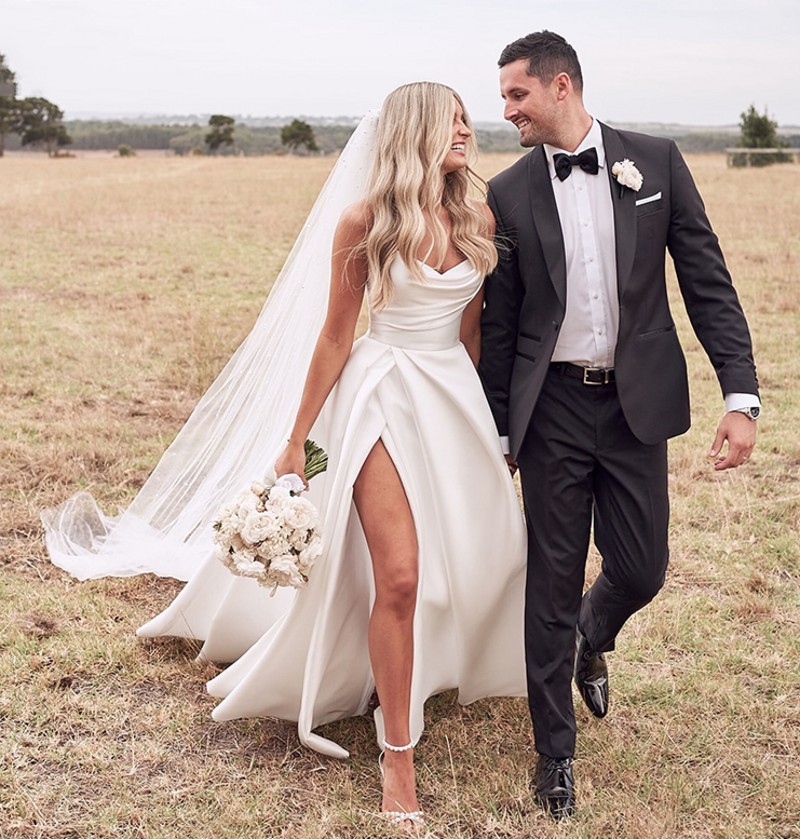 Simple Satin Wedding Dresses Strapless Bridal Gowns Slit Ruched Pleats Backless A Line Beach Sweep Train Robe De Mariee Vestidos De Noiva