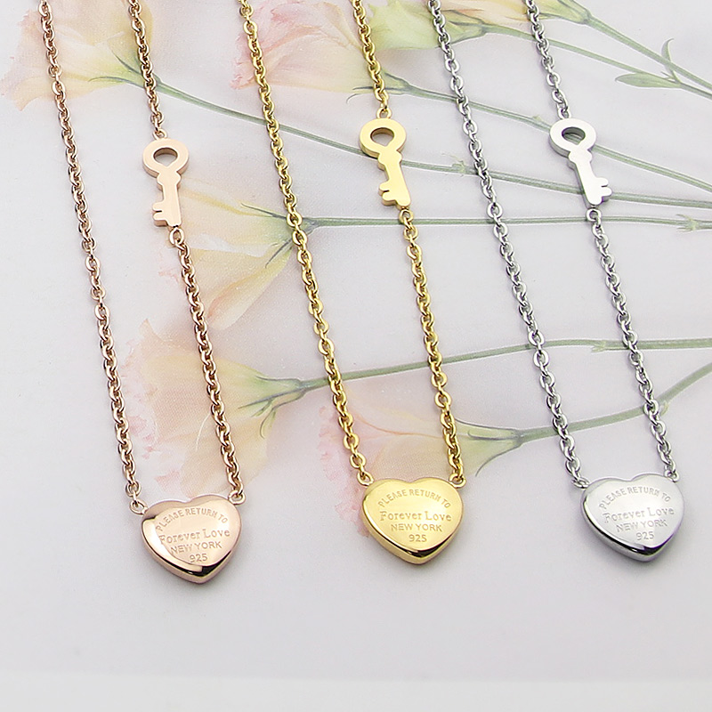 Women Designer Earrings Necklace Classic Heart Love Pendant Titanium Steel Fashion Jewelry
Women Designer Earrings Necklace Classic Heart Love Pendant Titanium Steel Fashion Jewelry