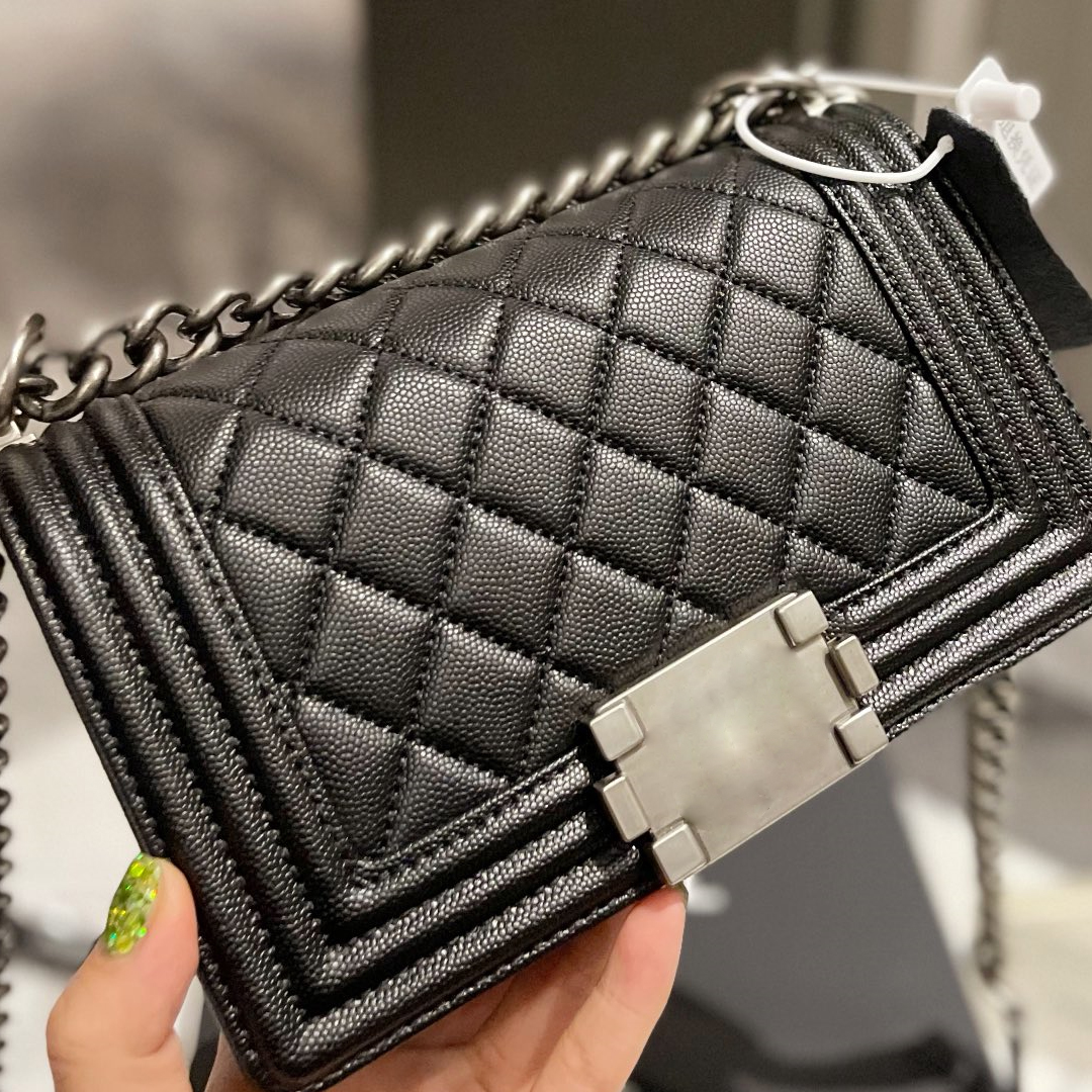 20cm Mini Woman Flap Shoulder Bag In Black Caviar Leather With Silver or Gold Hardware Fall Winter Small Lady Calfskin Wallet Luxury Designer Bags Crossbody handbags, Contact me
20cm Mini Woman Flap Shoulder Bag In Black Caviar Leather With Silver or Gold Hardware Fall Winter Small Lady Calfskin Wallet Luxury Designer Bags Crossbody handbags, Contact me