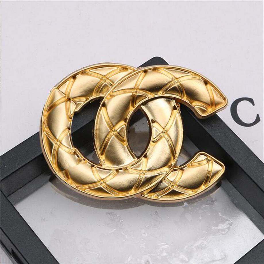 Men Womens Sweater Suit Collar Pin Brooches Fashion Designer Brand Double Letter Brooche Luxury High Quality Gold Plated Wedding C269p
Men Womens Sweater Suit Collar Pin Brooches Fashion Designer Brand Double Letter Brooche Luxury High Quality Gold Plated Wedding C269p