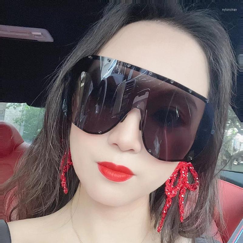 Sunglasses 2022 Fashion Luxury Oversized Shield POLARIZED Goggles Cool Rivets Brand Design Windproof Sun Glasses
Sunglasses 2022 Fashion Luxury Oversized Shield POLARIZED Goggles Cool Rivets Brand Design Windproof Sun Glasses