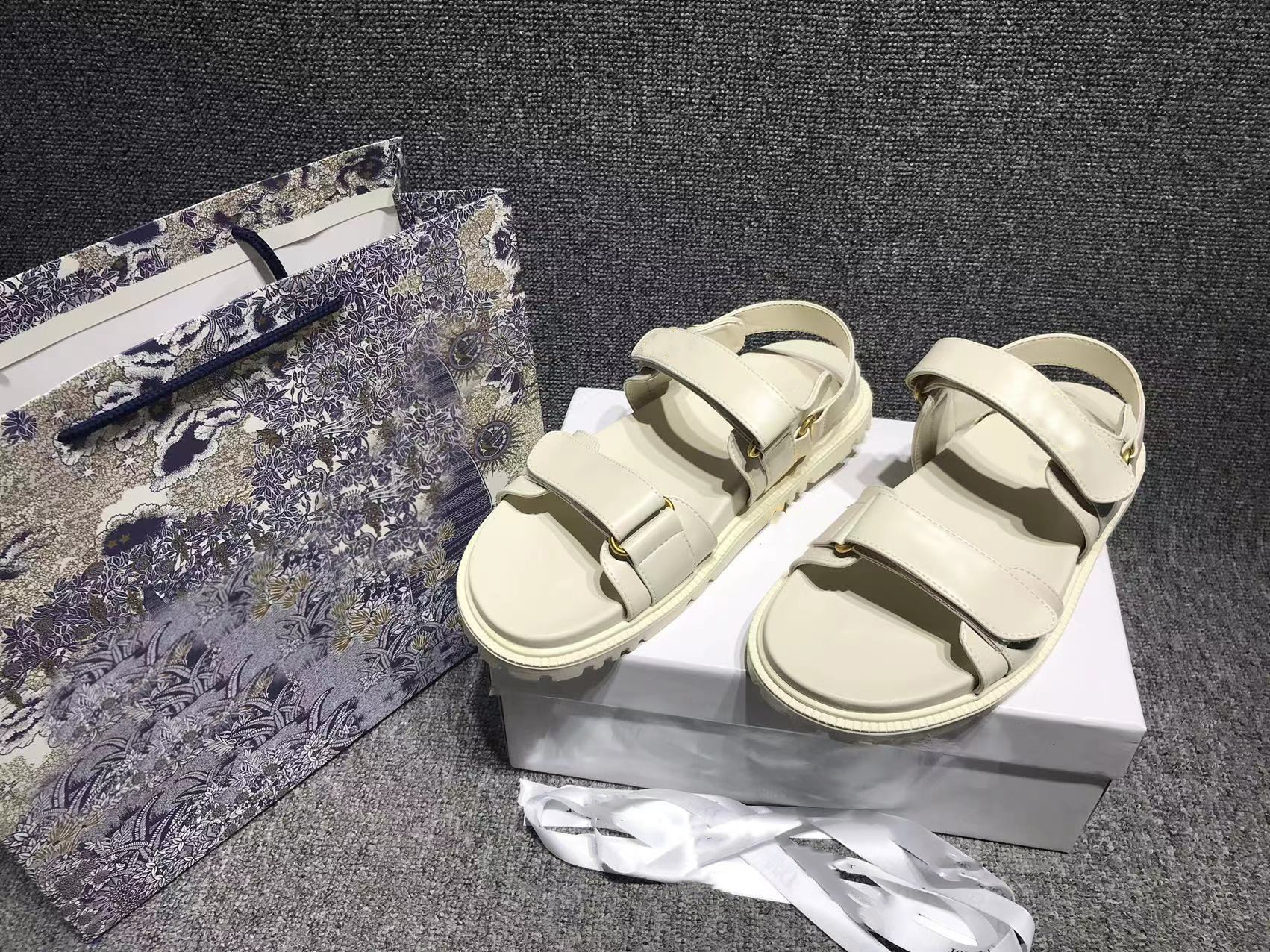 Designer woman gold versatile Roman summer sandals leather black white camouflage beach shoes rubber soles sport tn casual slipper Splint with box dustbag size35-40
Designer woman gold versatile Roman summer sandals leather black white camouflage beach shoes rubber soles sport tn casual slipper Splint with box dustbag size35-40