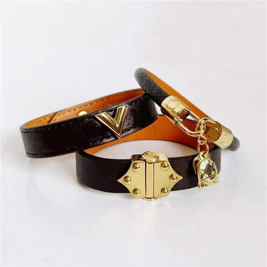 Luxury Designer Jewelry Women Leather Bracelet with Heart Lock Hardware Charm PU Bracelets Four Leaf Flower Pattern Gold Bag Penda181i205s
Luxury Designer Jewelry Women Leather Bracelet with Heart Lock Hardware Charm PU Bracelets Four Leaf Flower Pattern Gold Bag Penda181i205s