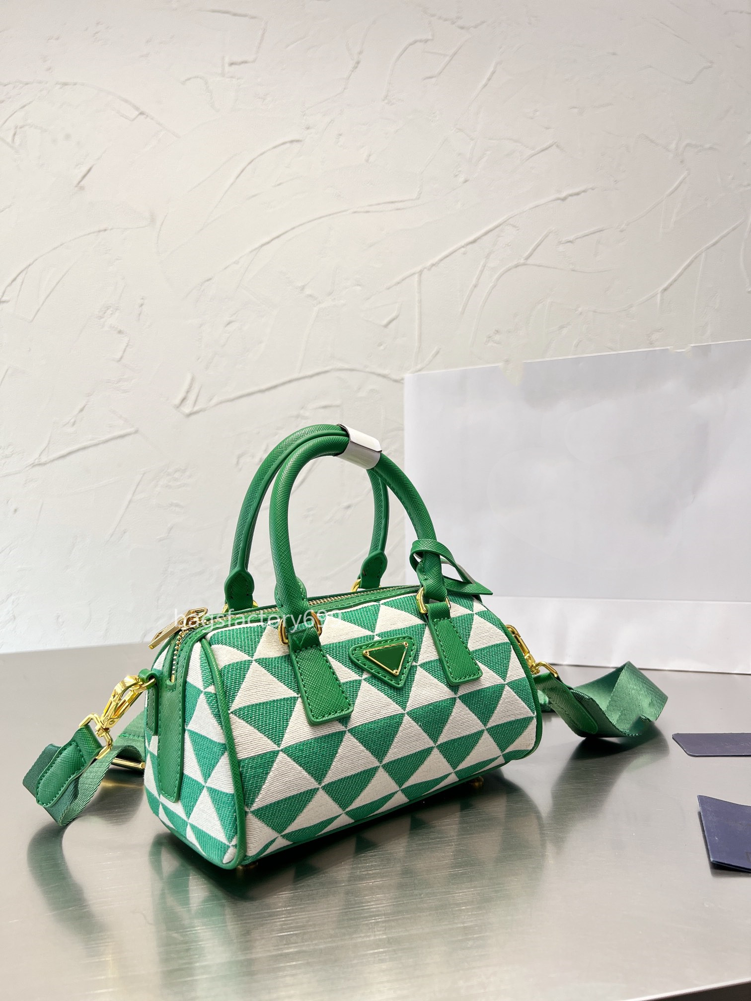 22Ss bag Womens Symbole Pillow Leather Tote Embroidered Fabric Triangle Quilted Sequin Badge With Canvas Strap Crossbody Sacoche Designer Luxury Handbags 20cm, Box
22Ss bag Womens Symbole Pillow Leather Tote Embroidered Fabric Triangle Quilted Sequin Badge With Canvas Strap Crossbody Sacoche Designer Luxury Handbags 20cm, Box
