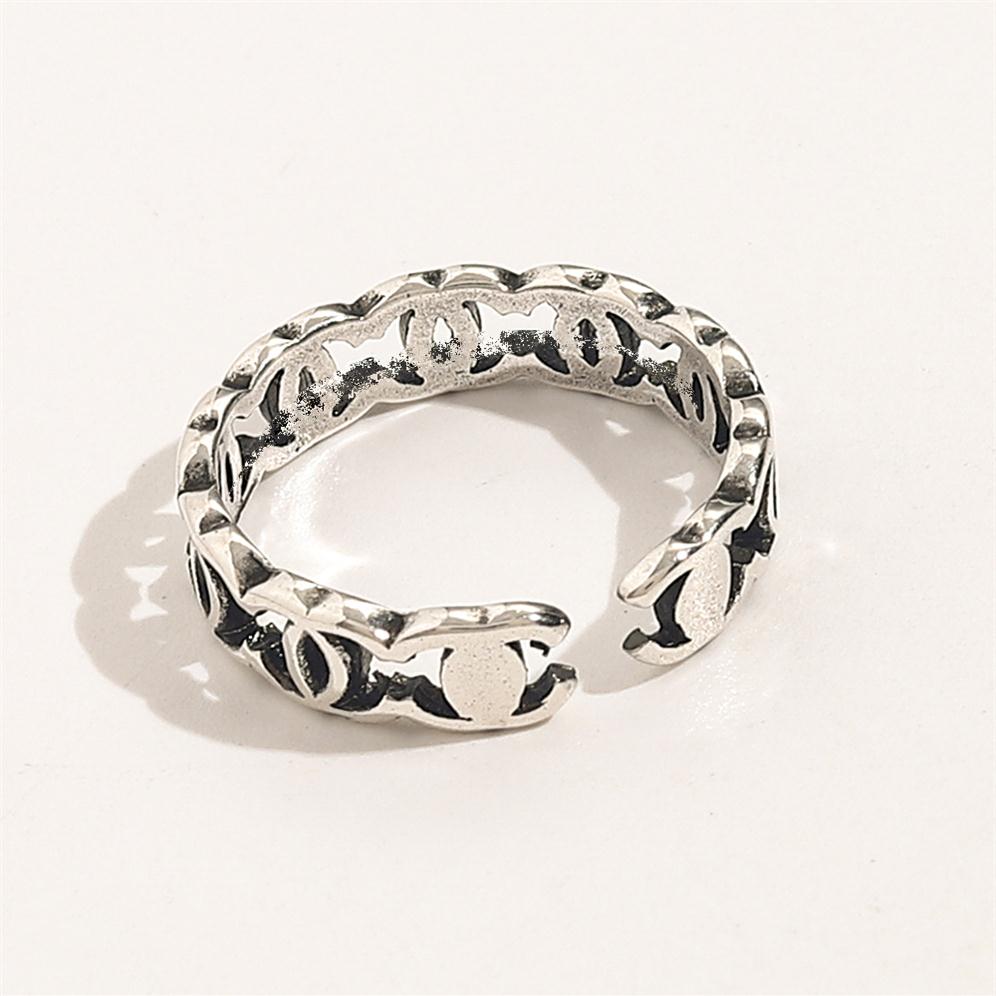 Top Quality Classic Band Letters Rings for Mens Womens Fashion Designer Extravagant Brand Geometry Letter Antique Silver Ring Copper Op283v
Top Quality Classic Band Letters Rings for Mens Womens Fashion Designer Extravagant Brand Geometry Letter Antique Silver Ring Copper Op283v