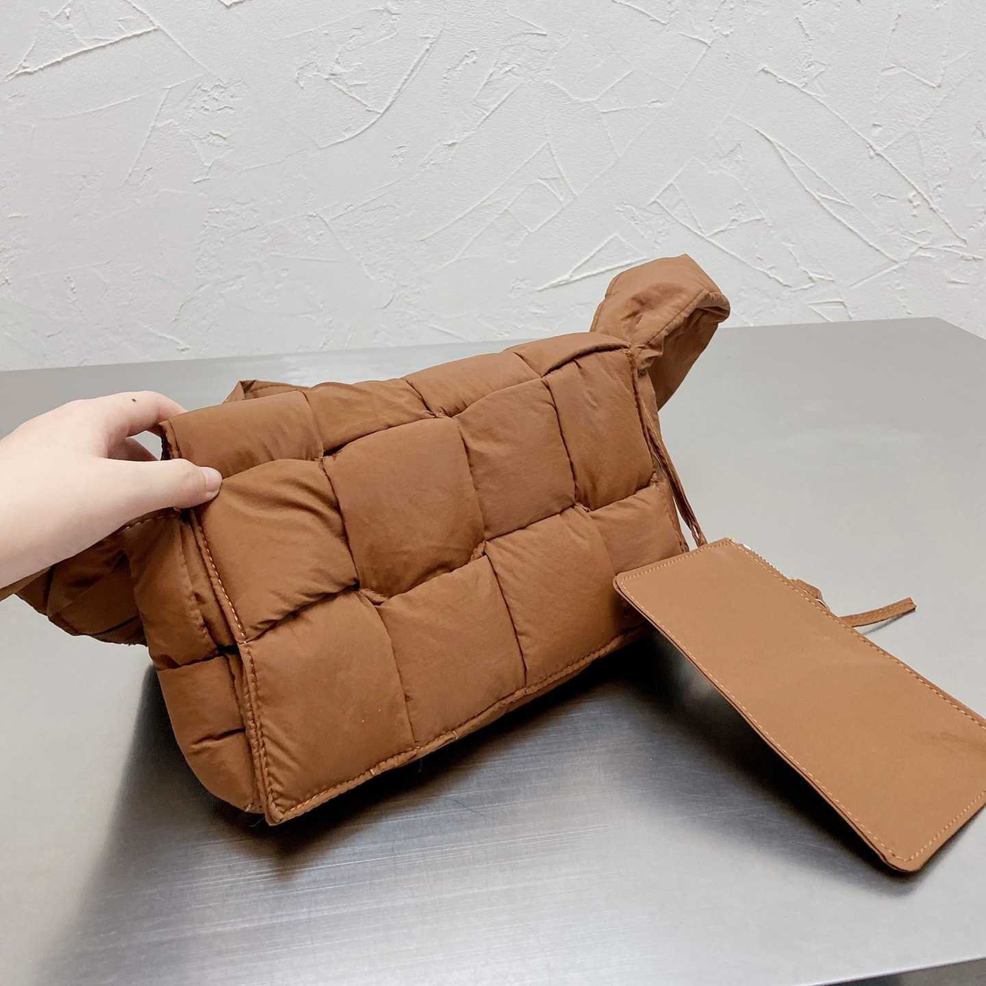 Shoulder Bags Fall Winter Fashion Trend Tofu Plaid Woven Nylon Puffer Quilted Crossbody handbags designers Purse holder Cotton Padded Down, B-26x15cm
Shoulder Bags Fall Winter Fashion Trend Tofu Plaid Woven Nylon Puffer Quilted Crossbody handbags designers Purse holder Cotton Padded Down, B-26x15cm