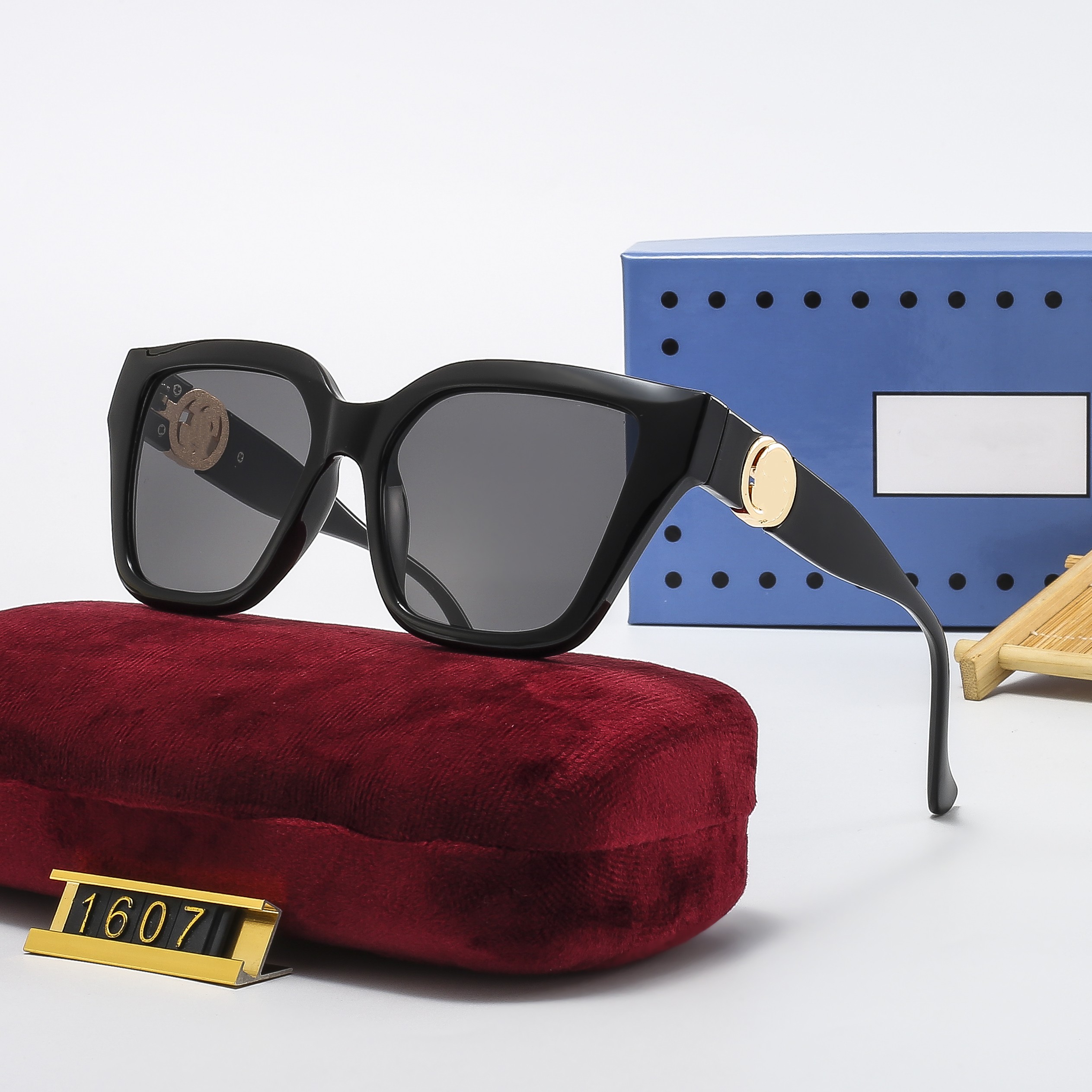 1607 Top luxury Sunglasses polaroid lens designer womens Mens Adumbral Goggle senior Eyewear For Women eyeglasses frame Vintage Metal Sun
1607 Top luxury Sunglasses polaroid lens designer womens Mens Adumbral Goggle senior Eyewear For Women eyeglasses frame Vintage Metal Sun
