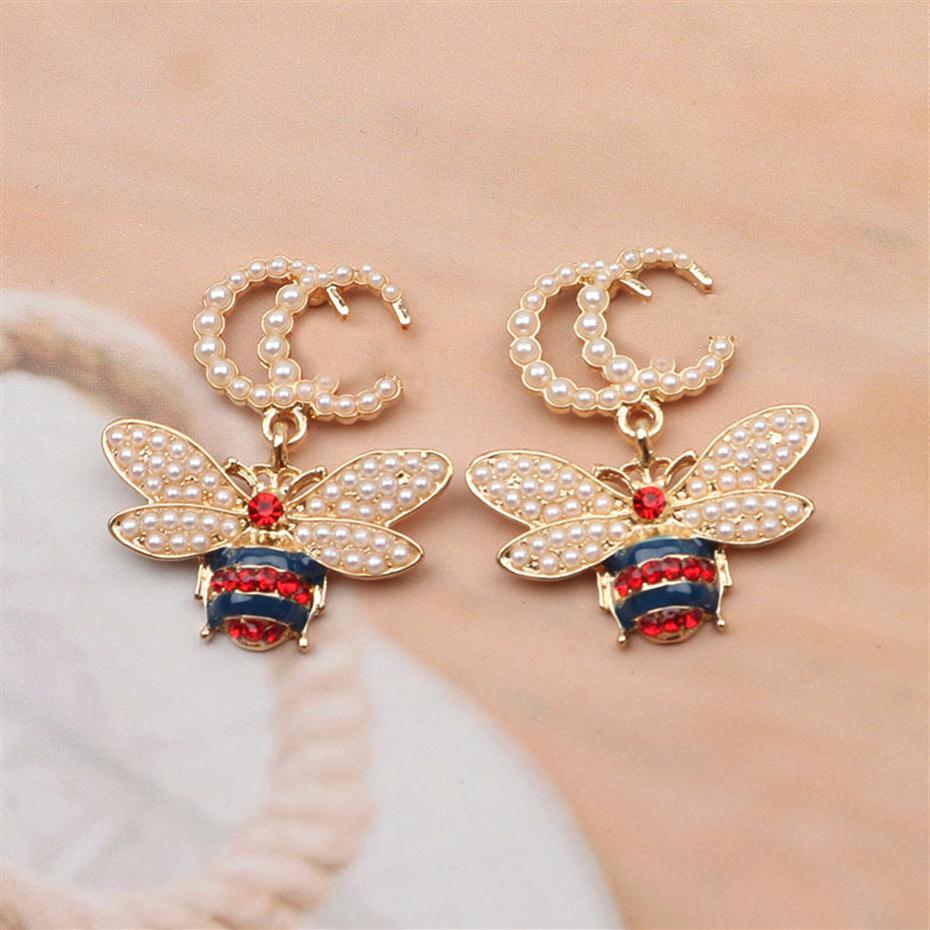 18K Gold Plated Luxury Designers Brand Letters Stud Earrings Geometric Famous Women 925 Silver Crystal Rhinestone Pearl Bee Pendant Ear327P
18K Gold Plated Luxury Designers Brand Letters Stud Earrings Geometric Famous Women 925 Silver Crystal Rhinestone Pearl Bee Pendant Ear327P